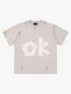 Wende-T-Shirt mit „OK“-Aufnäher, Farbblock-Design und Rissen