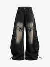 Dekonstruierte Cargo-Jeans mit vielen Taschen