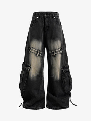 Dekonstruierte Cargo-Jeans mit vielen Taschen