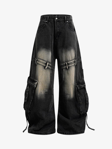 Dekonstruierte Cargo-Jeans mit vielen Taschen