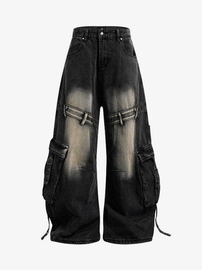 Dekonstruierte Cargo-Jeans mit vielen Taschen