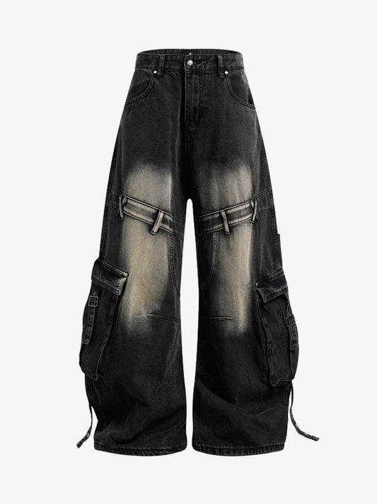 Dekonstruierte Cargo-Jeans mit vielen Taschen