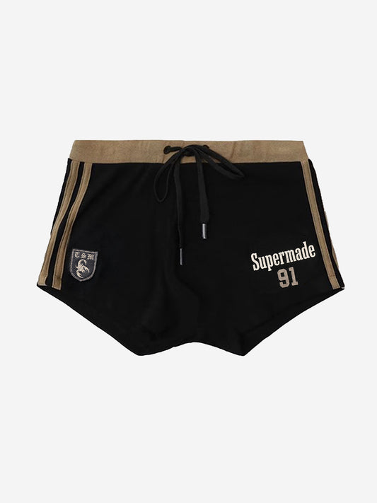 Sportliche Shorts mit Y2K-Grafikstreifen