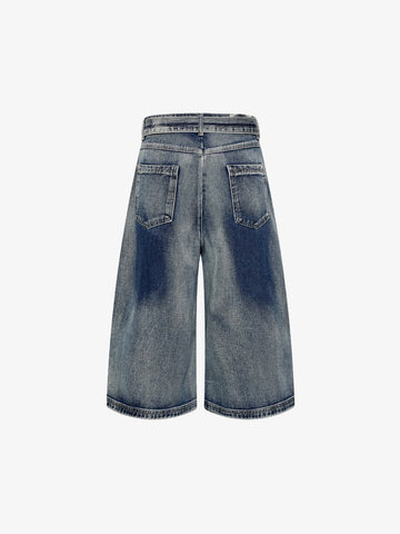 Jeansshorts mit Gürtel und gebogener Naht, weitem Bein