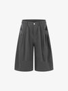 Industriell gefertigte, plissierte, weite Shorts
