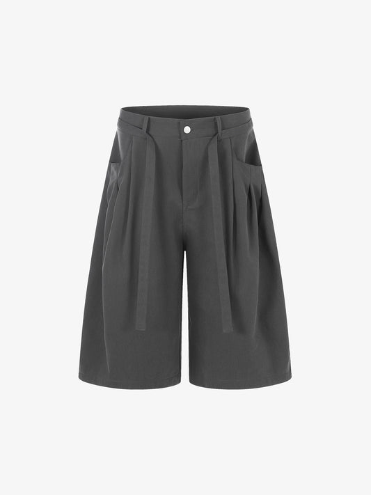 Industriell gefertigte, plissierte, weite Shorts