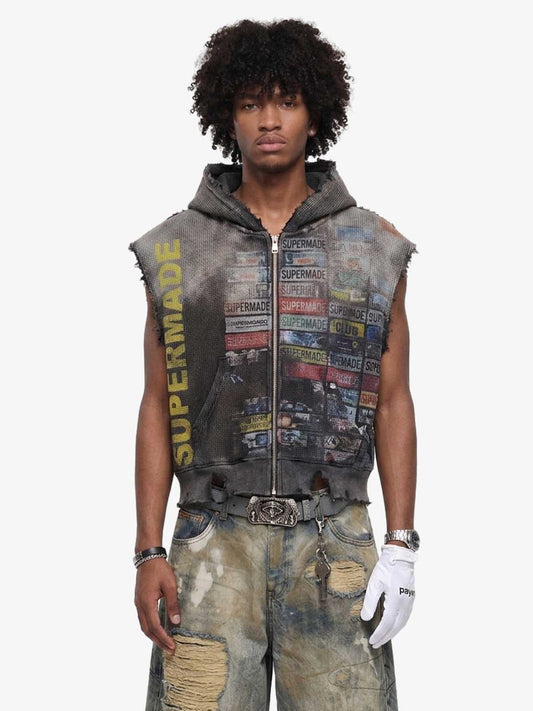 Ärmelloser Kapuzenpullover mit Reißverschluss und Used-Look-Print, bedruckt mit mehreren Labels.