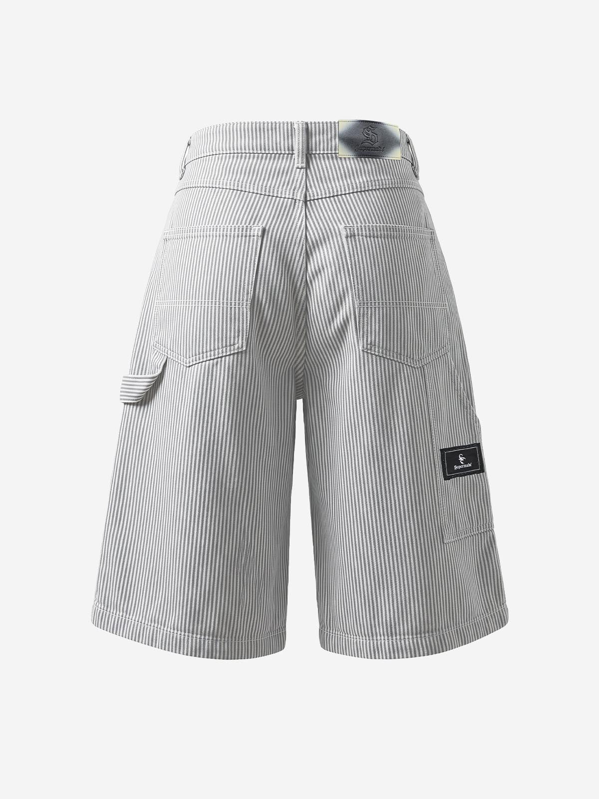 Plissierte, nadelgestreifte Shorts mit weitem Bein