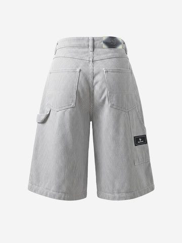 Plissierte, nadelgestreifte Shorts mit weitem Bein