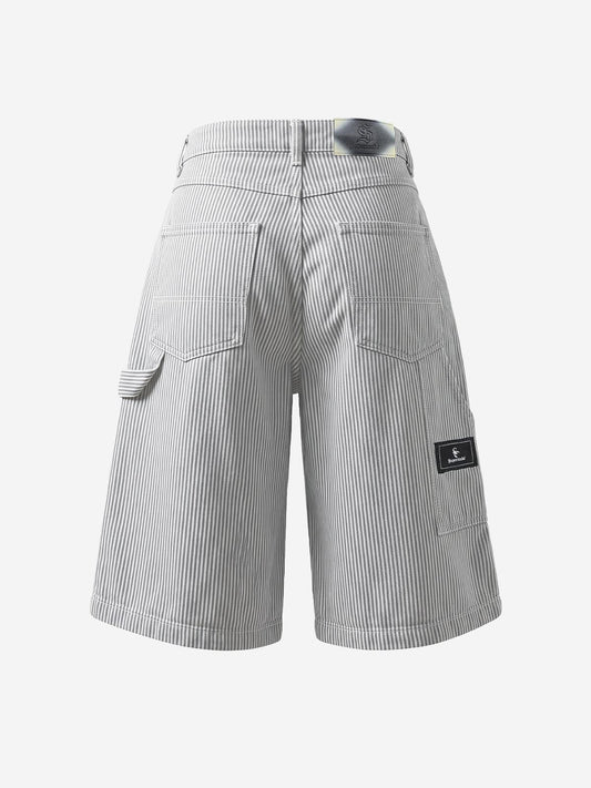 Plissierte, nadelgestreifte Shorts mit weitem Bein