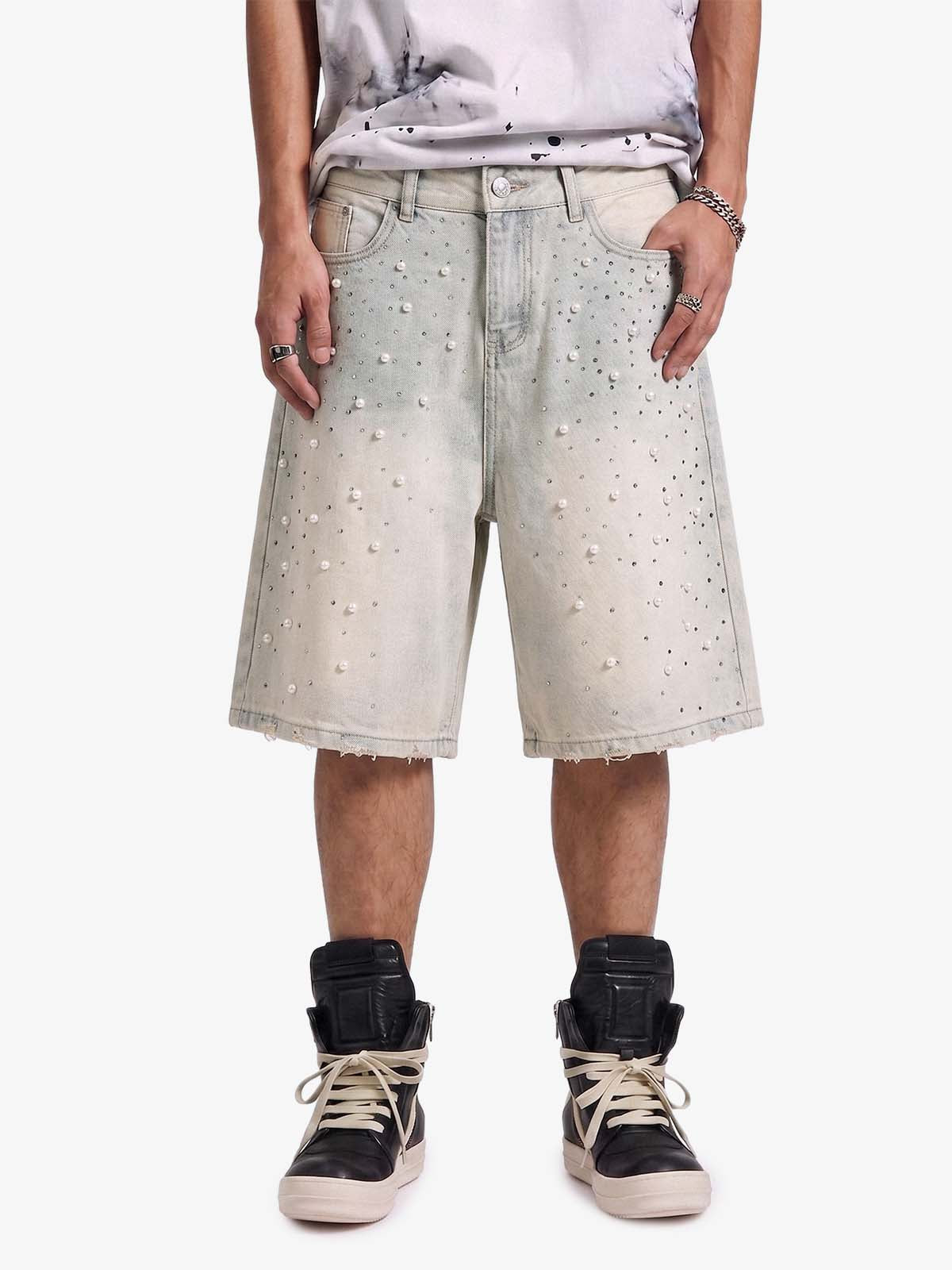 Hellblaue Jeansshorts mit Perlenverzierung