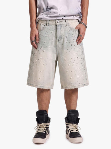 Hellblaue Jeansshorts mit Perlenverzierung