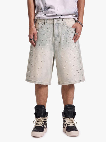 Hellblaue Jeansshorts mit Perlenverzierung