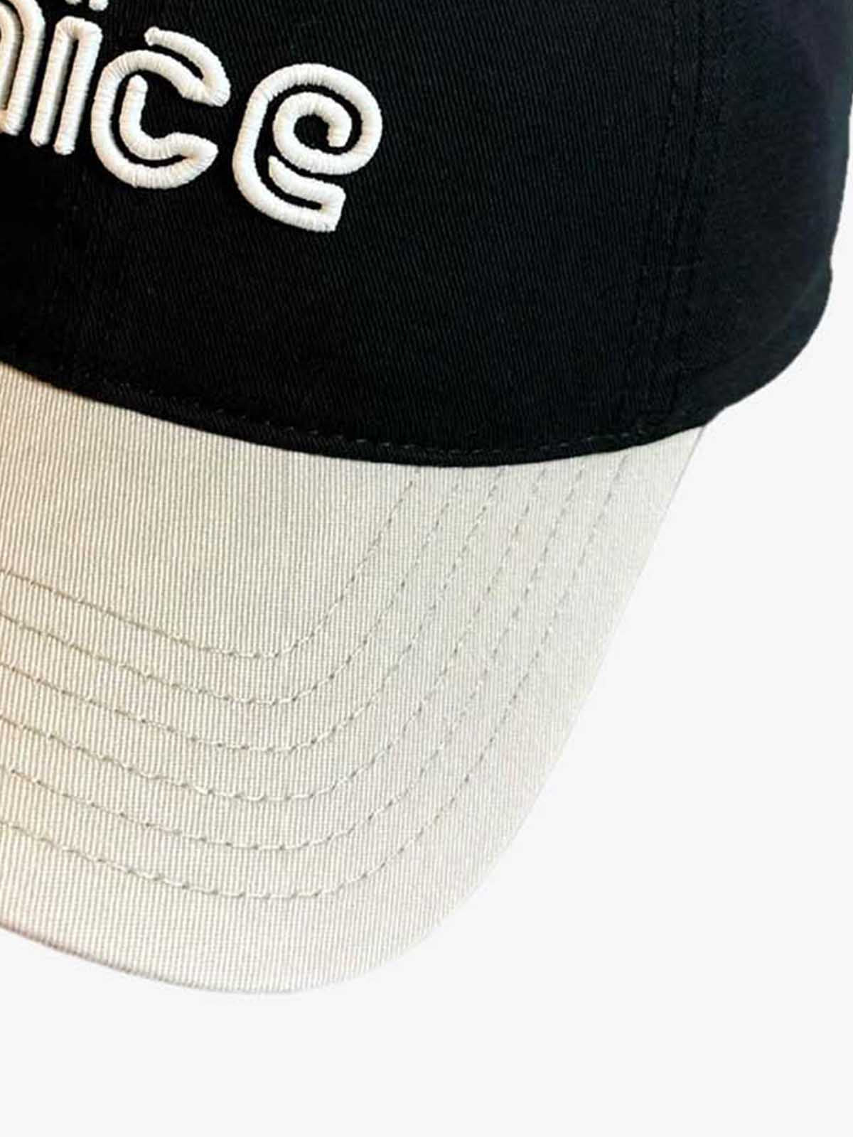 Baseballkappe mit farbigem Blockmuster und schönem Schriftzug