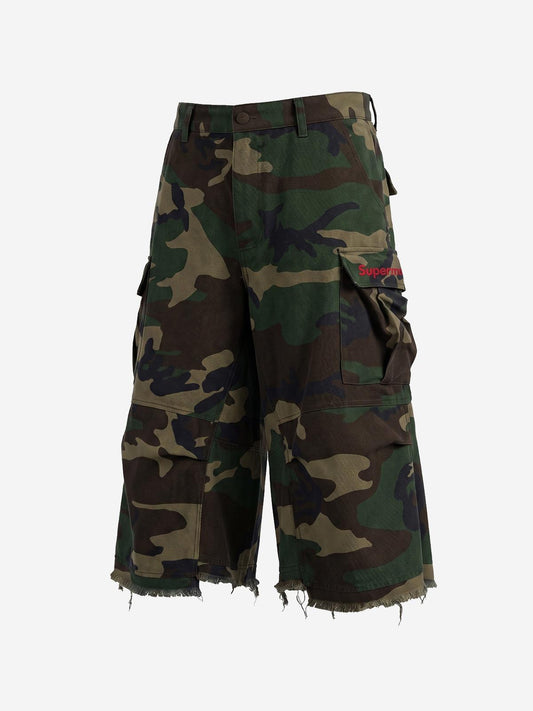 Vintage-Cargoshorts mit Camouflage-Muster und ausgefranstem Saum
