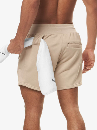 Minimalistische Shorts mit kleinem Logo