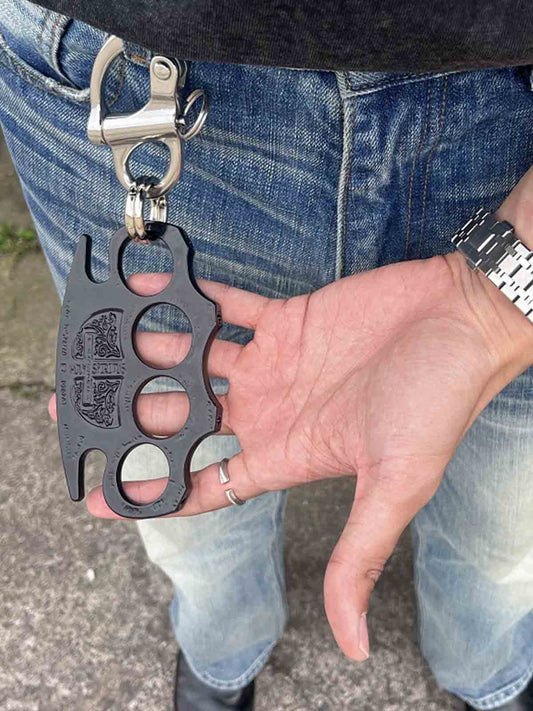 Retro-Schlüsselanhänger aus schwarzem Metall