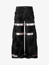 Cyberpunk-Cargohose mit reflektierenden Details und vielen Taschen