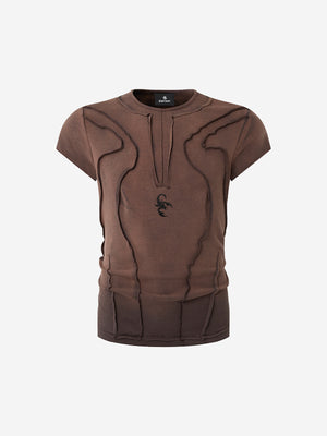Skorpion-besticktes T-Shirt mit sichtbaren Nähten
