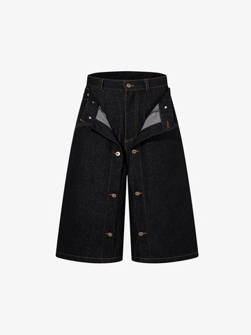 Doppelt geschnittene Jeansshorts mit mehreren Knöpfen