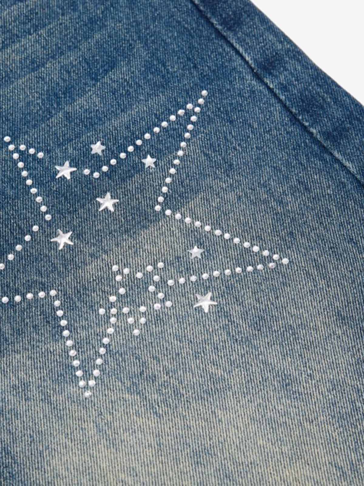 Jeansshorts mit offenem Saum und Strasssternen