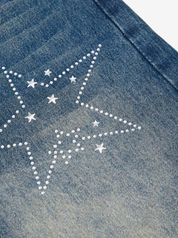 Jeansshorts mit offenem Saum und Strasssternen