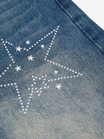 Jeansshorts mit offenem Saum und Strasssternen
