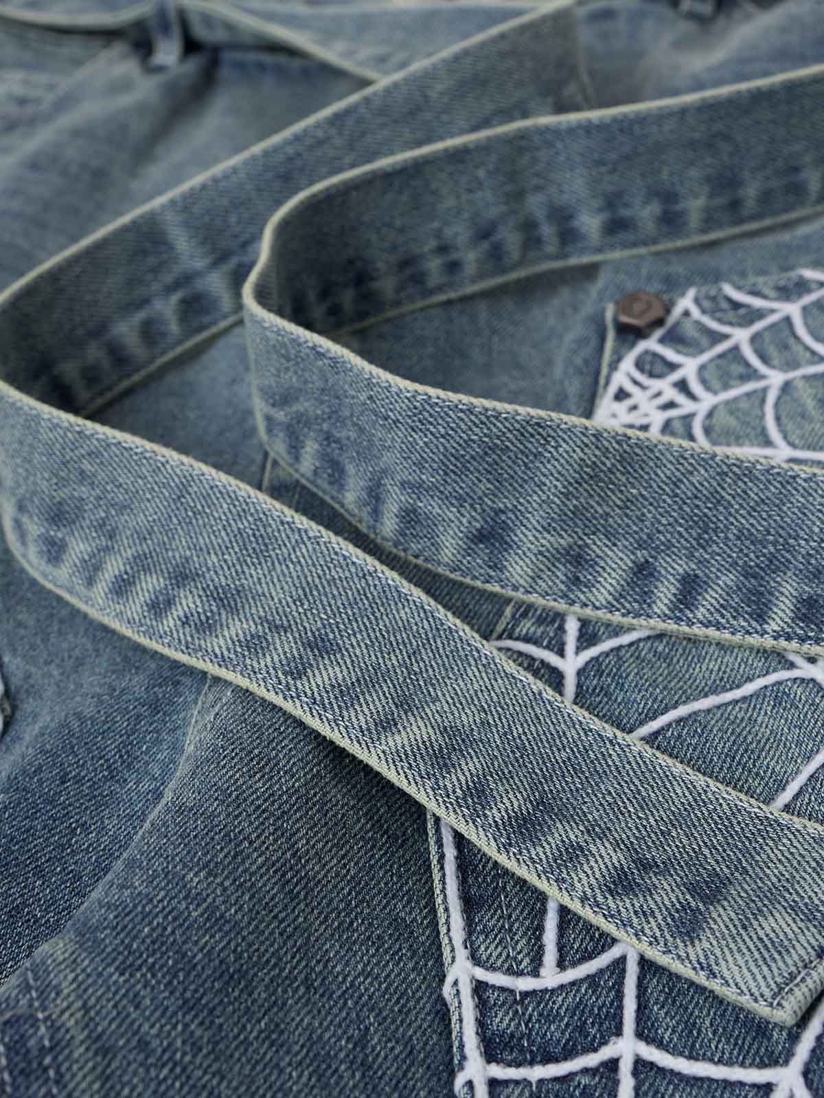 Jeansshorts mit Spinnennetzstickerei