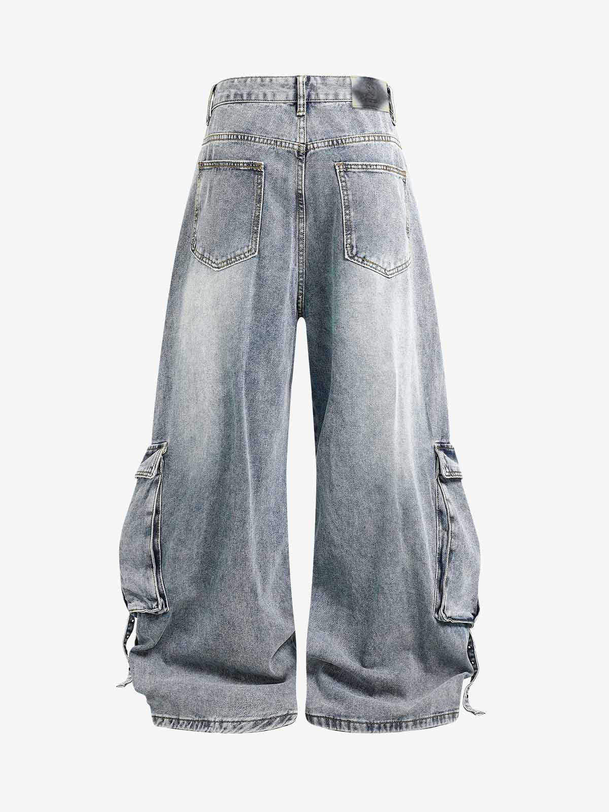 Dekonstruierte Cargo-Jeans mit vielen Taschen