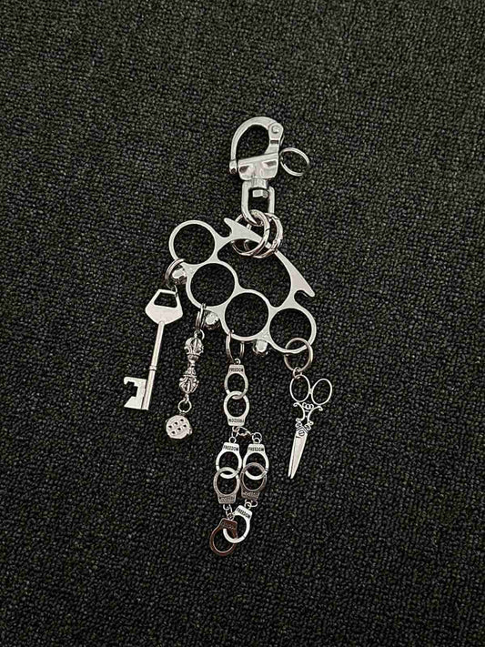 Schlüsselanhänger mit Schlagring und mehreren Anhängern