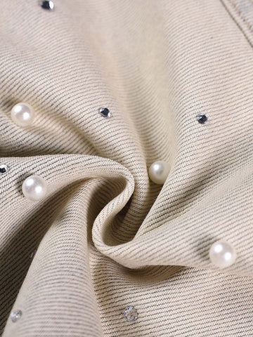 Hellblaue Jeansshorts mit Perlenverzierung