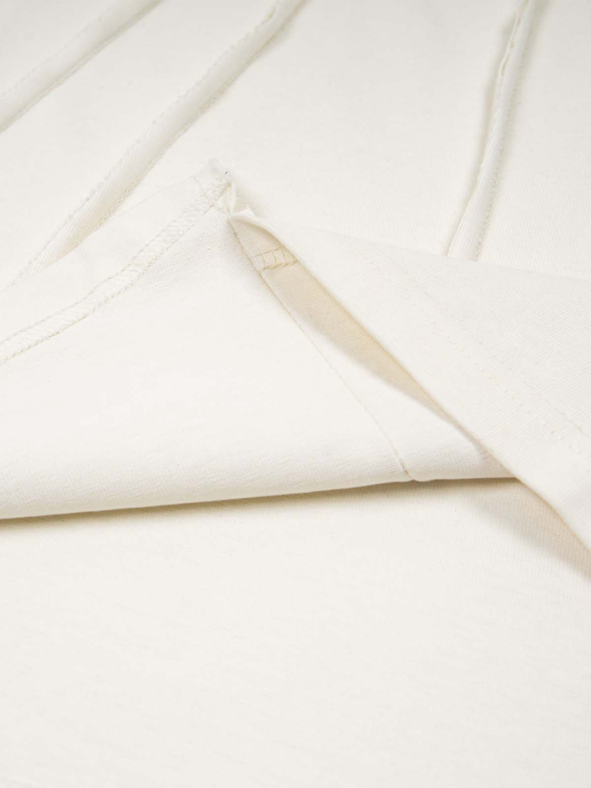 Minimalistisches T-Shirt mit asymmetrischem Buchstabenprint