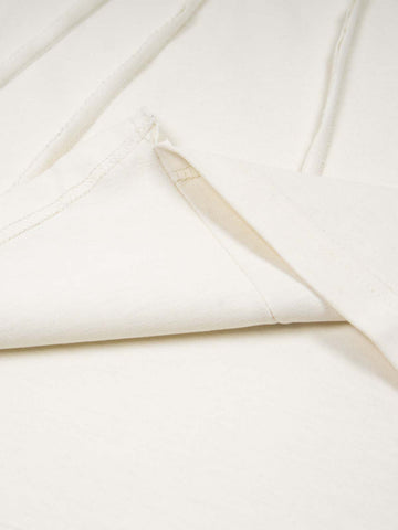 Minimalistisches T-Shirt mit asymmetrischem Buchstabenprint