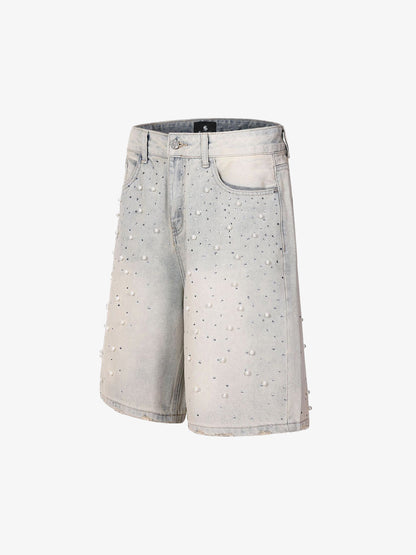 Hellblaue Jeansshorts mit Perlenverzierung