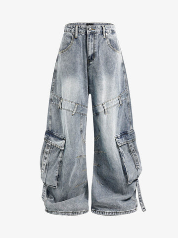 Dekonstruierte Cargo-Jeans mit vielen Taschen