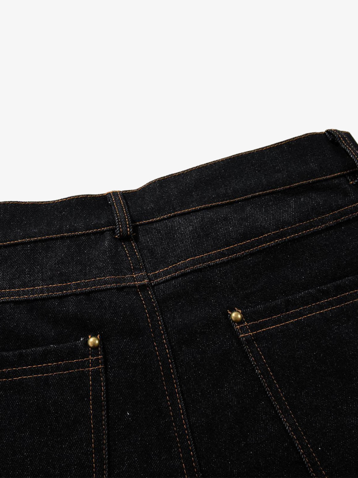 Doppelt geschnittene Jeansshorts mit mehreren Knöpfen