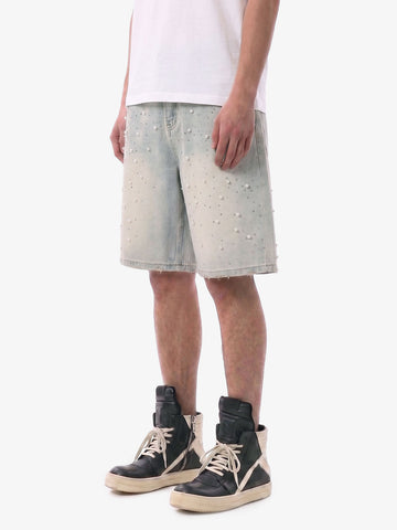 Hellblaue Jeansshorts mit Perlenverzierung