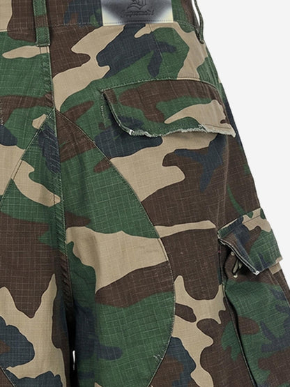 Vintage-Cargoshorts mit Camouflage-Muster und ausgefranstem Saum