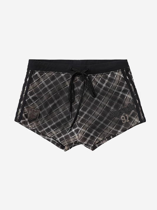 Sportliche Shorts mit Y2K-Grafikstreifen