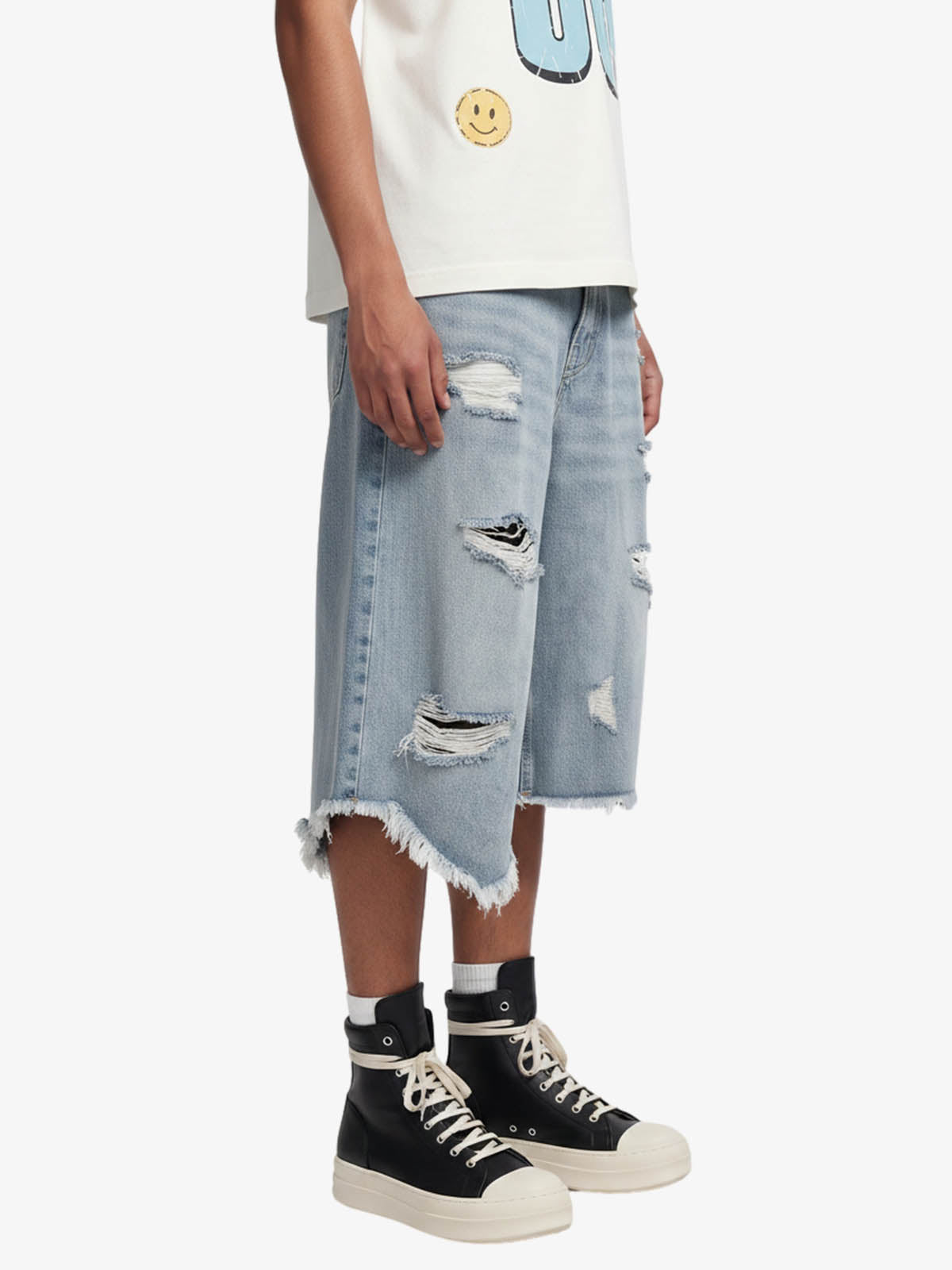 Jeansshorts in heller Waschung mit Used-Look