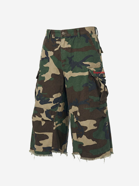 Vintage-Cargoshorts mit Camouflage-Muster und ausgefranstem Saum