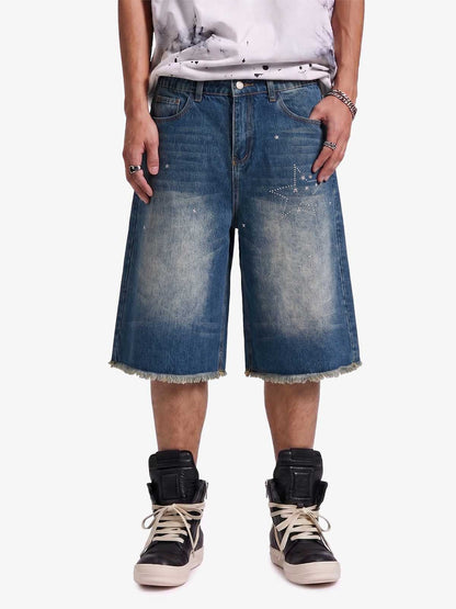 Jeansshorts mit offenem Saum und Strasssternen