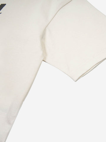 Minimalistisches T-Shirt mit asymmetrischem Buchstabenprint