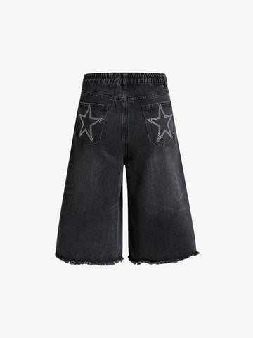 Jeansshorts mit offenem Saum und Strasssternen