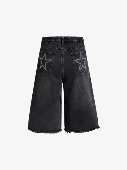 Jeansshorts mit offenem Saum und Strasssternen