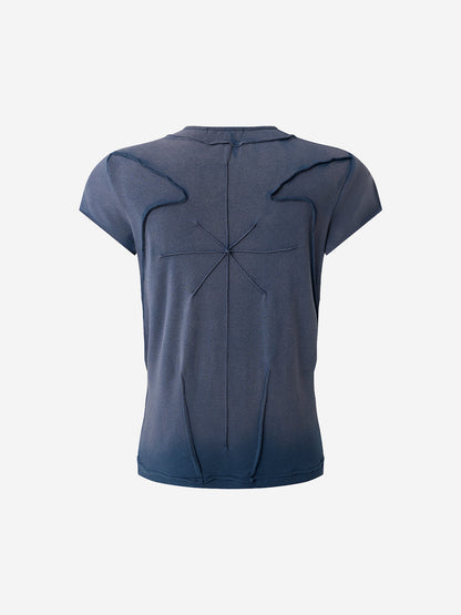 Skorpion-besticktes T-Shirt mit sichtbaren Nähten