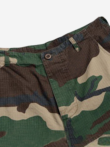 Vintage-Cargoshorts mit Camouflage-Muster und ausgefranstem Saum