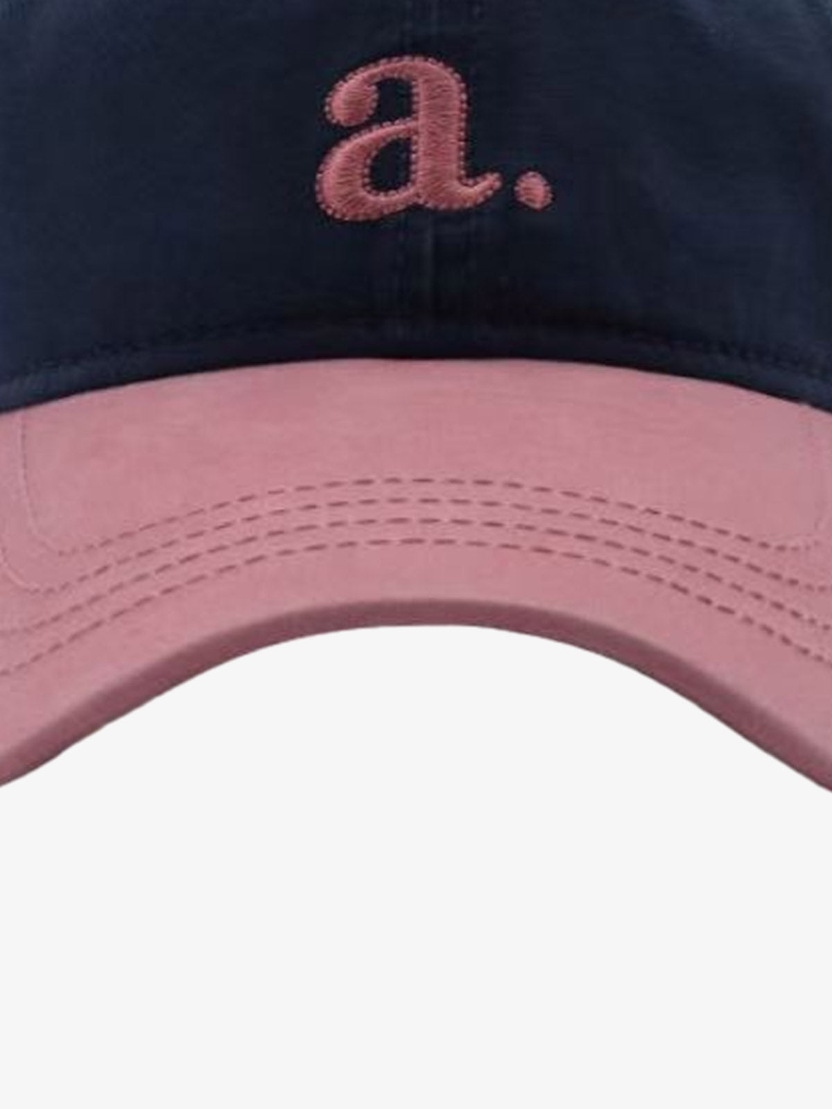 Gestickter Buchstabe „a“. Gewaschene Baseballkappe