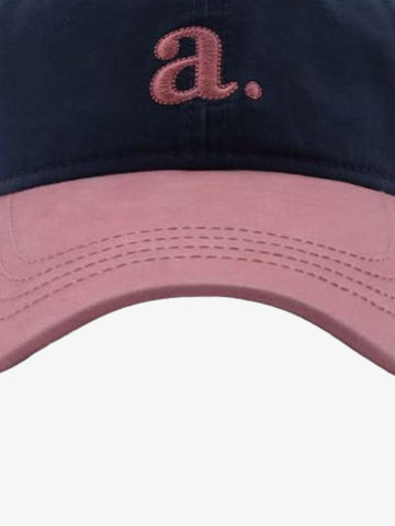 Gestickter Buchstabe „a“. Gewaschene Baseballkappe