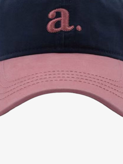 Gestickter Buchstabe „a“. Gewaschene Baseballkappe